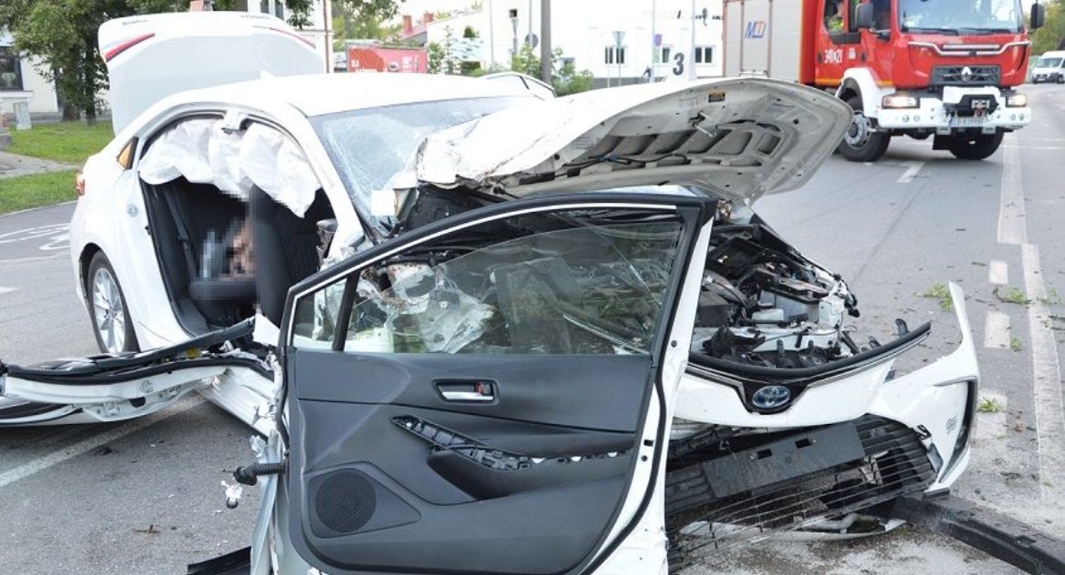 Wjechał w drzewo przy stacji paliw w Białej Podlaskiej. Strażacy wycinali poszkodowanych