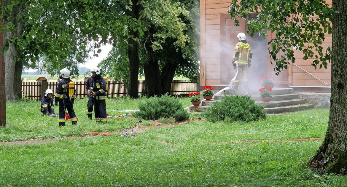 Pali się zabytkowa kaplica. Zastępy straży na miejscu