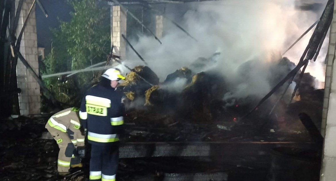 Spłonęła stodoła w Rudnikach. Gasiło ją 11 zastępów
