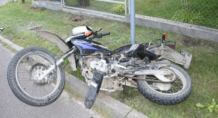 Nastolatek uderzył w auto. Trafił do szpitala