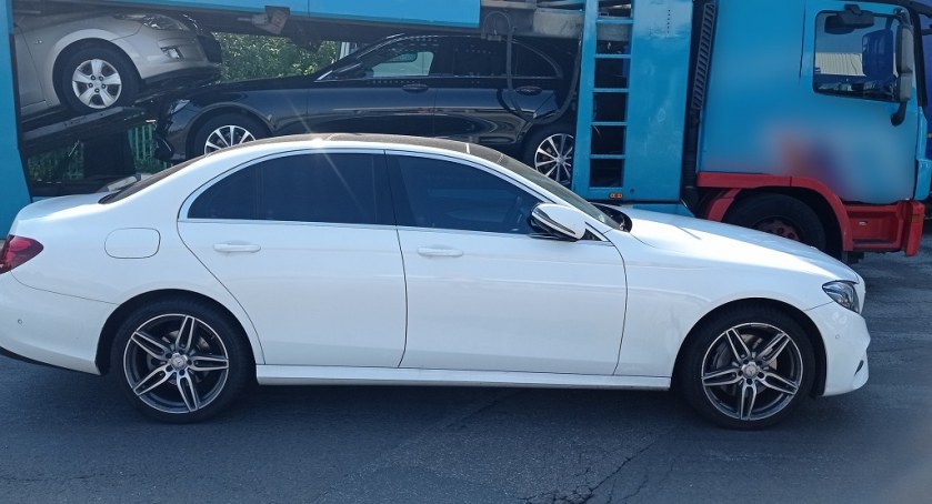 Chciał wywieźć na naczepie Mercedesa. Był kradziony