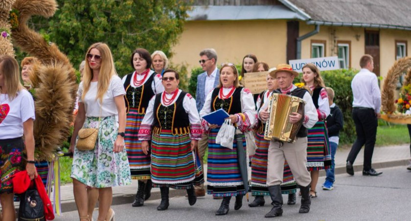 Podziękowali za plony. Pobawili się przy szkole