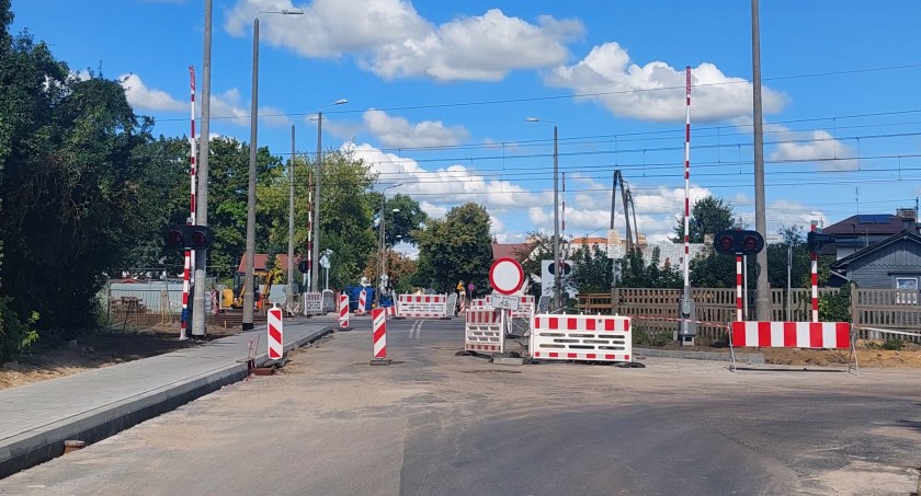 PKP wydłuża zamknięcie przejazdu kolejowego na Łomaskiej. Jutro ruszają szkoły i czeka nas paraliż