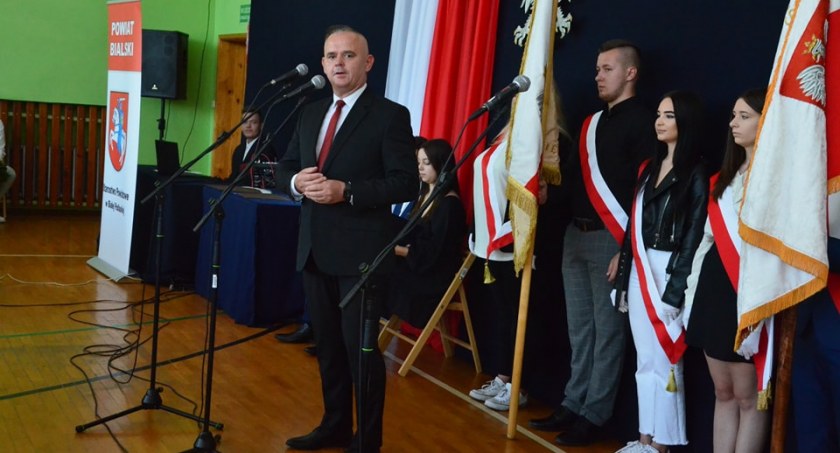 Powiat rozpoczął rok szkolny. Wręczono mianowania i stypendia