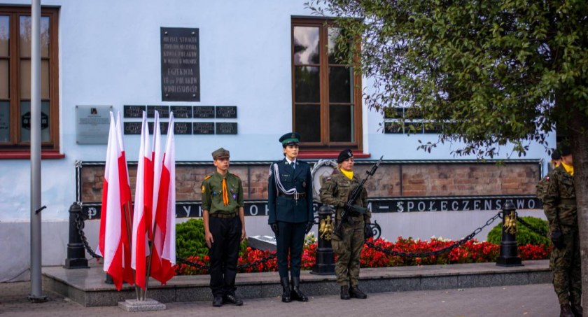 Złożyli kwiaty w miejscu gdzie rozstrzeliwano ludzi. Miasto pamięta o wybuchu wojny