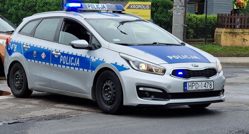 Nie powinien siedzieć za kierownicą. Miał zakaz i przekroczył prędkość