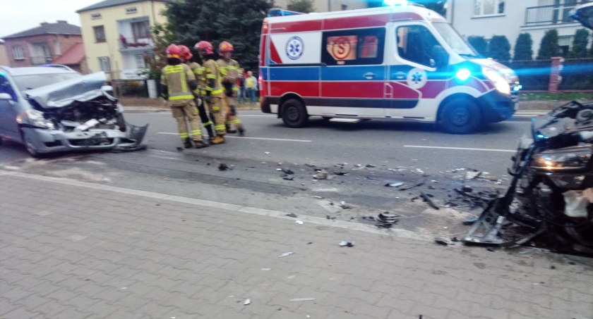 Na prostym odcinku wjechali w siebie. Są osoby poszkodowane