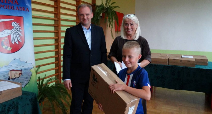 Przekazali laptopy dla dzieci. Dostali wsparcie na rozwój cyfrowy