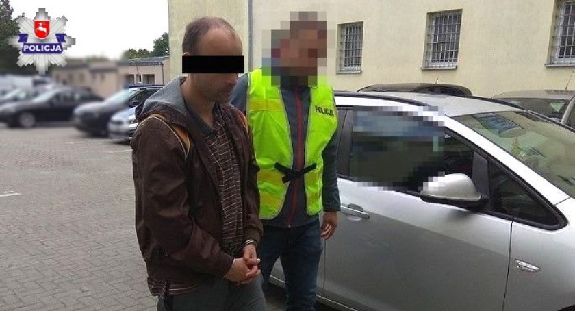 Rozbójnik kradnąc whisky odepchnął pracownicę sklepu. Znany jest prokuratorowi