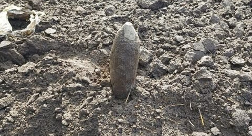 Bomba znaleziona na polu. Na miejsce wezwali saperzy