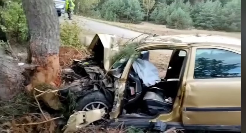 Zmarł w szpitalu. Wcześniej z impetem uderzył w drzewo