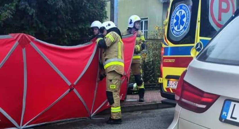 Przechodnie zauważyli w zamkniętym aucie nieprzytomnego. Zmarł pomimo szybkiej reakcji służb