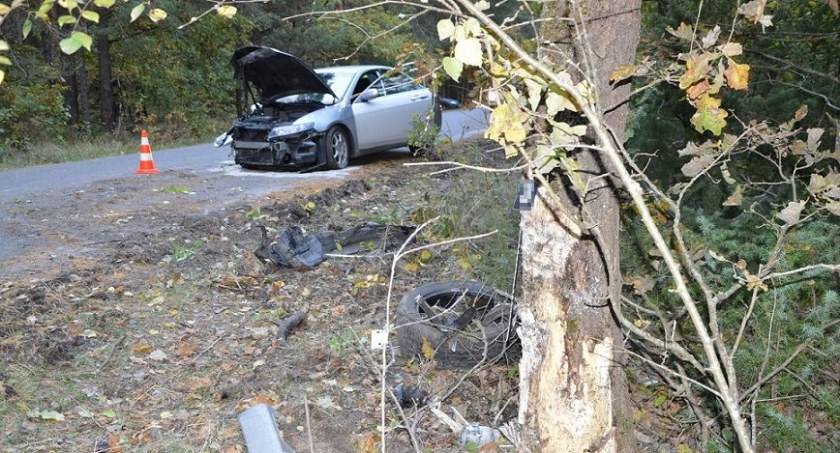 Rozstrzaskał się na drzewie. Pasażerka w szpitalu