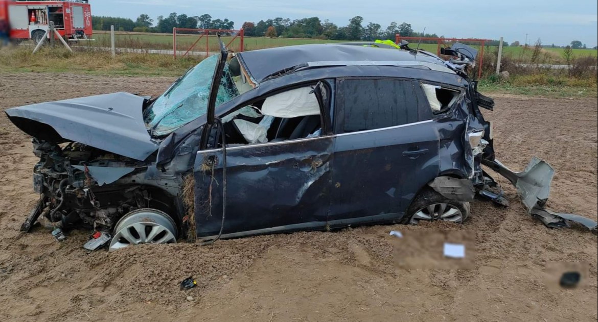 Człowiek wypadł z auta. Pomimo resuscytacji nie udało się go uratować