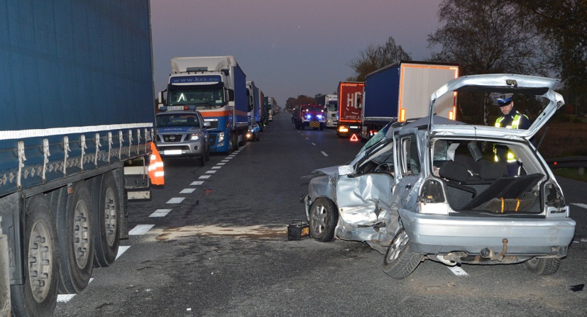 Ciężarówka cofała. Osobówka zderzyła się z dwoma samochodami