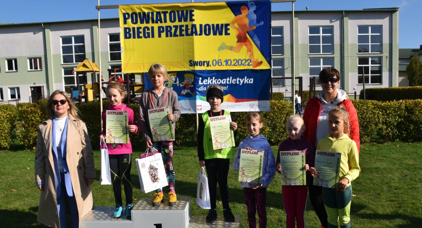 Dzieci i młodzież uczestniczyła w biegach przełajowych