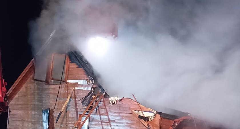Pożar domu jednorodzinnego w miejscowości Olszanki w gminie Kodeń. Dach nadawał się jedynie do rozbiórki