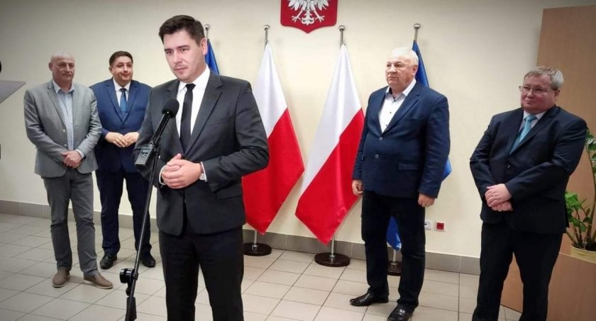 Kolejne samorządy będą sprzedawać węgiel. Władze ogłosiły to razem z posłem Dariuszem Stefaniukiem 