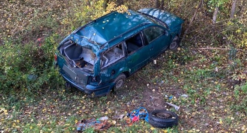 Lebiedziew: pijany i bez prawa jazdy dachował w rowie. Obok siedział właściciel auta