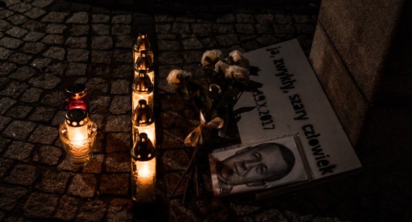 Uczcili pamięć o Piotrze Szczęsnym. Bialski KOD manifestował w 5. rocznicę samospalenia Szarego Człowieka