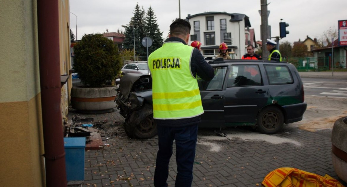 Biała Podlaska: uderzył w ścianę budynku na skrzyżowaniu ul. Jana Pawła II i Brzeskiej. Przewoził dwójkę dzieci
