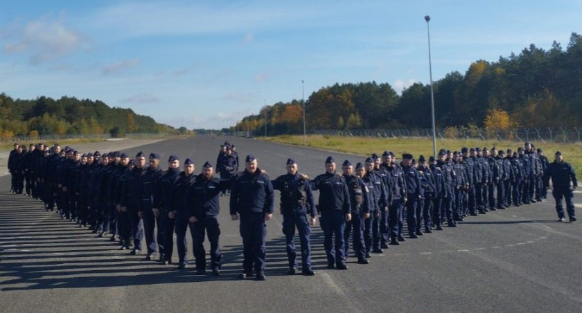 Policyjne ćwiczenia na lotnisku w Białej Podlaskiej. Lokalni funkcjonariusze szkolili się z mundurowymi z Radzynia Podlaskiego oraz Łukowa