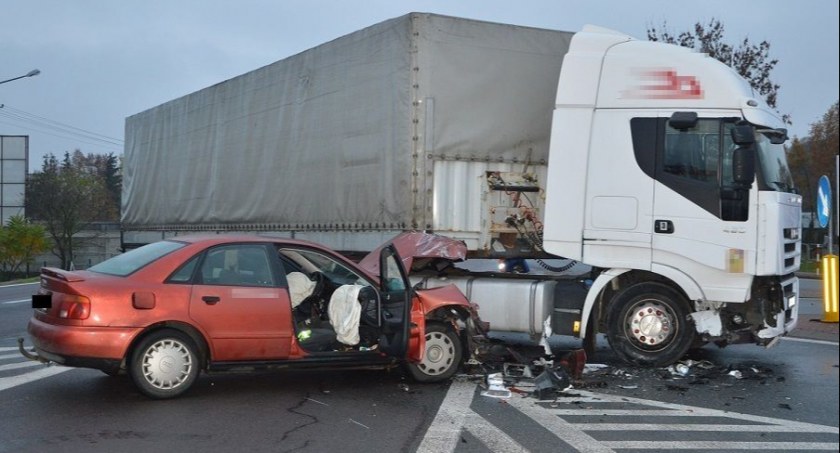 Wbił się pod ciężarówkę na skrzyżowaniu dróg krajowych w Wólce Dobryńskiej