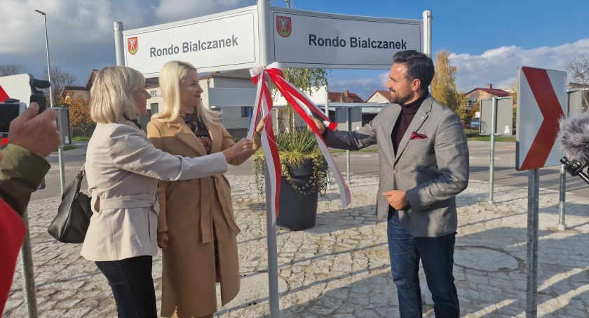 Rondo u zbiegu ulic Podmiejskiej i Żeromskiego z nazwą Rondo Bialczanek