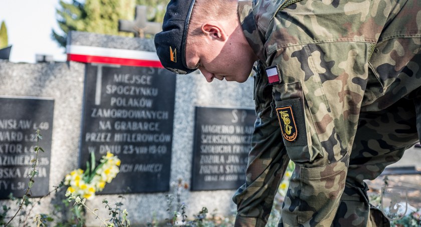 Żołnierze z Białej Podlaskiej uprzątnęli mogiły i pomniki. Pamiętano o bohaterach 34. Pułku Piechoty