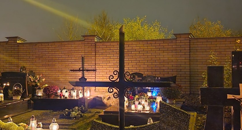 Odwiedzamy nocą bialskie cmentarze