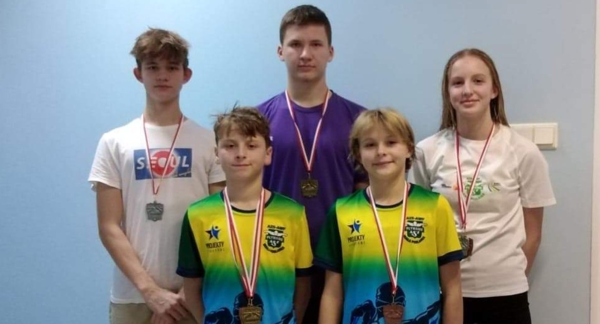 Udane starty bialskich pływaczy. AZS z ośmioma medalami po XV Międzynarodowym Meczu Pływackim Złota Jesień 2022