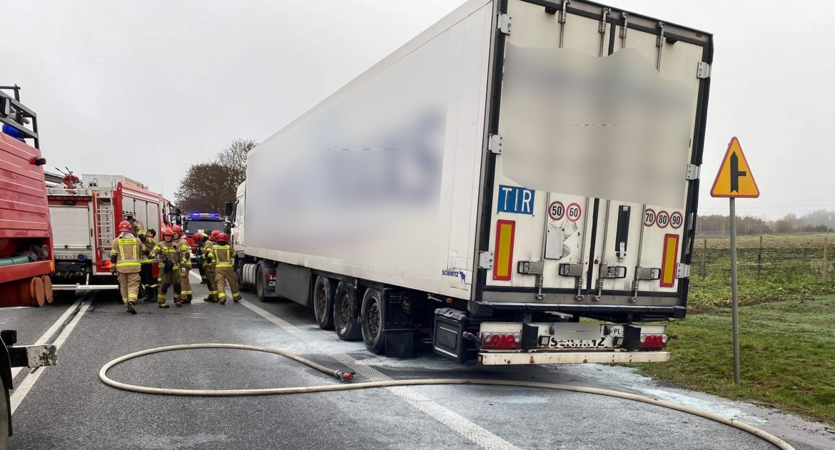 Horbów Kolonia: pożar koła w naczepie samochodu ciężarowego. Interweniowały cztery zastępy straży pożarnej