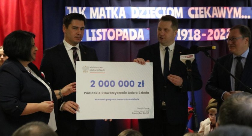 Minister Czarnek wręczył dwa miliony złotych na budowę hali