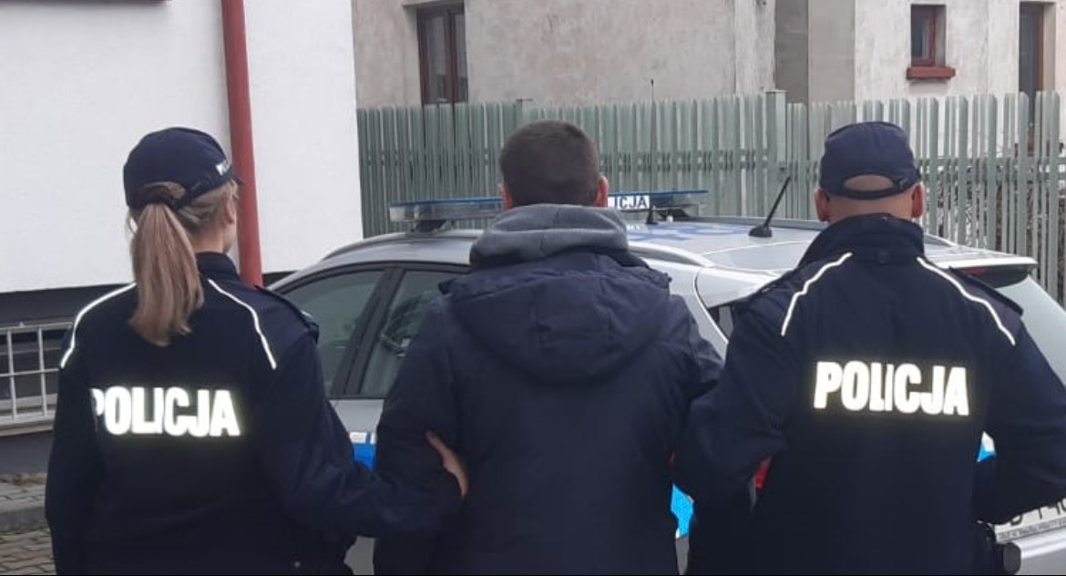 W Koroszczynie okradli śpiącego kierowcę. Łupem padły segregatory i latarki w kwocie ponad 32 tys. zł.