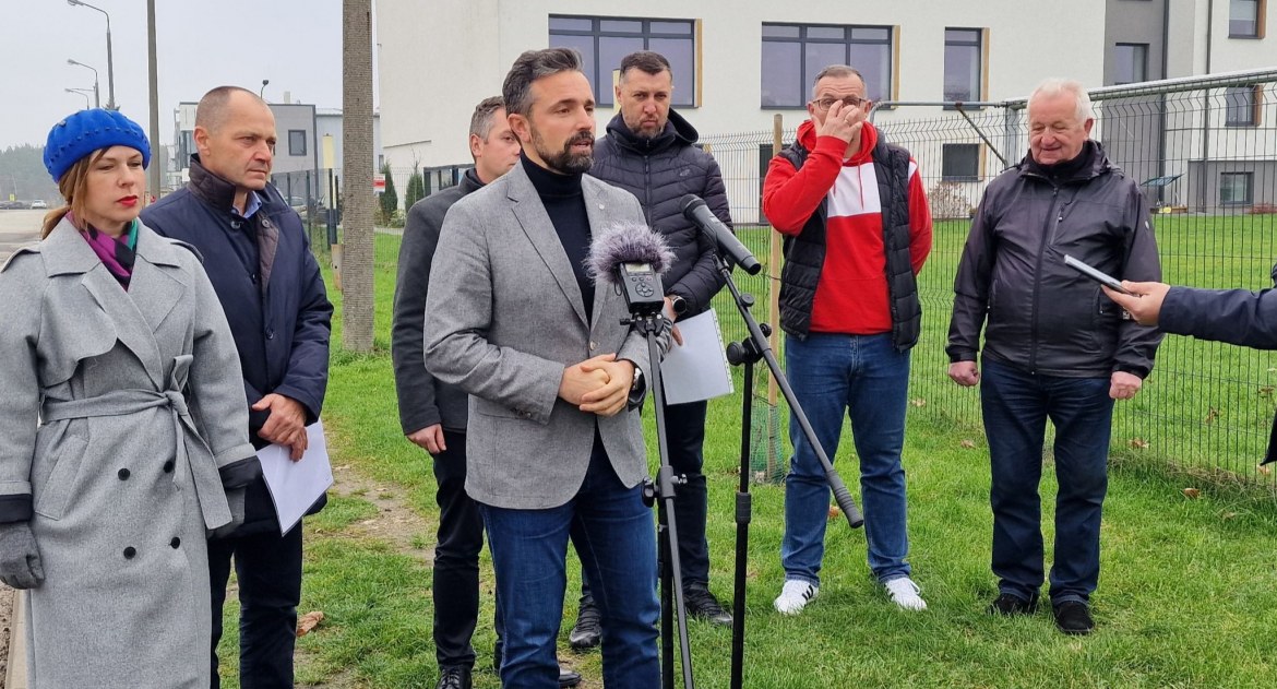 Trzy konferencje prasowe na temat zagospodarowania terenu. Burza a w tle wojsko
