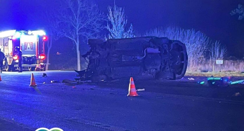 W Woskrzenicach auto wjechało w tył naczepy i dachowało 