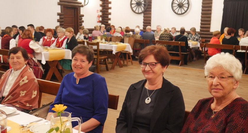 Spotkanie dwóch Klubów Seniora z gminy. Parkiet w bialskim GOK zapełnił się po brzegi