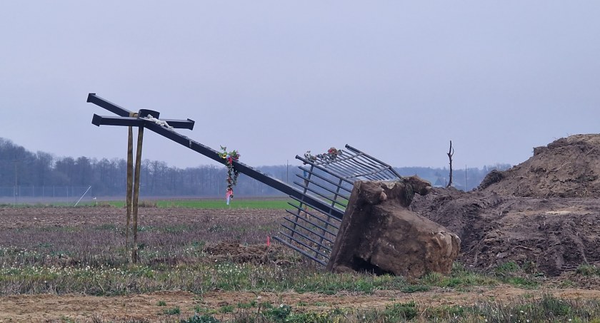 Krzyż rzucony na pole. Jest interwencja mieszkańców i proboszcza