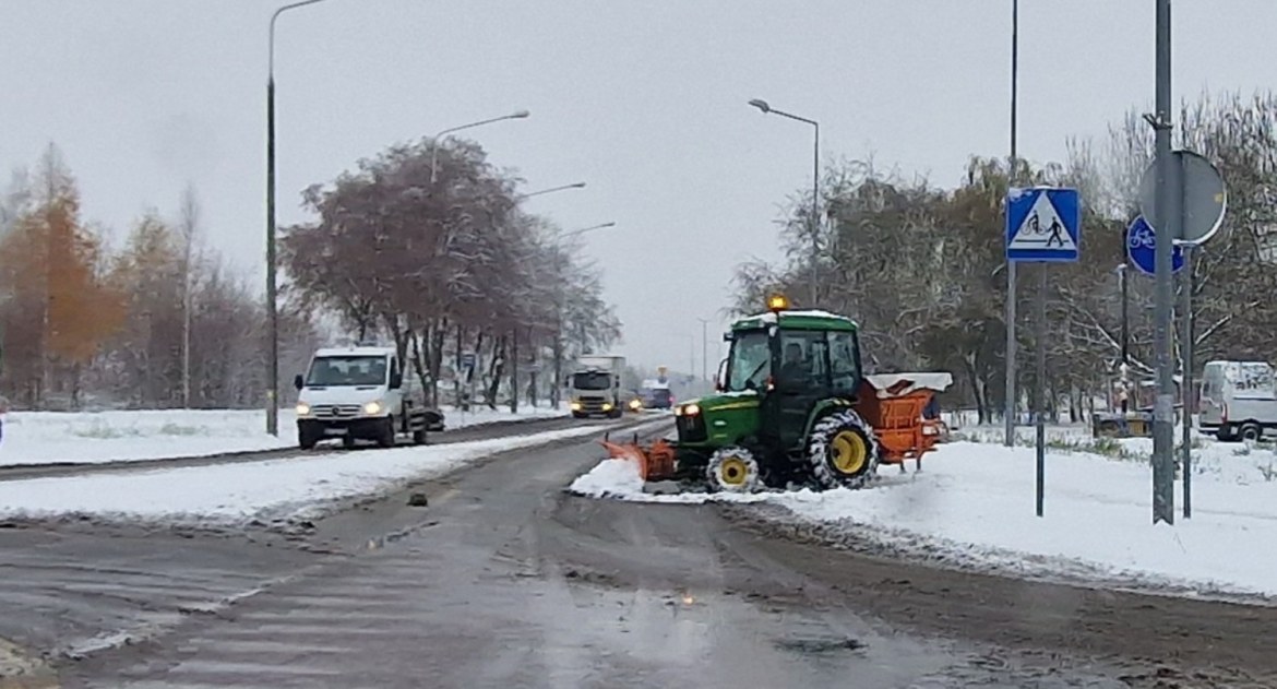 Śnieg przykrył Białą Podlaską. Kto odsnieża drogi i chodniki?
