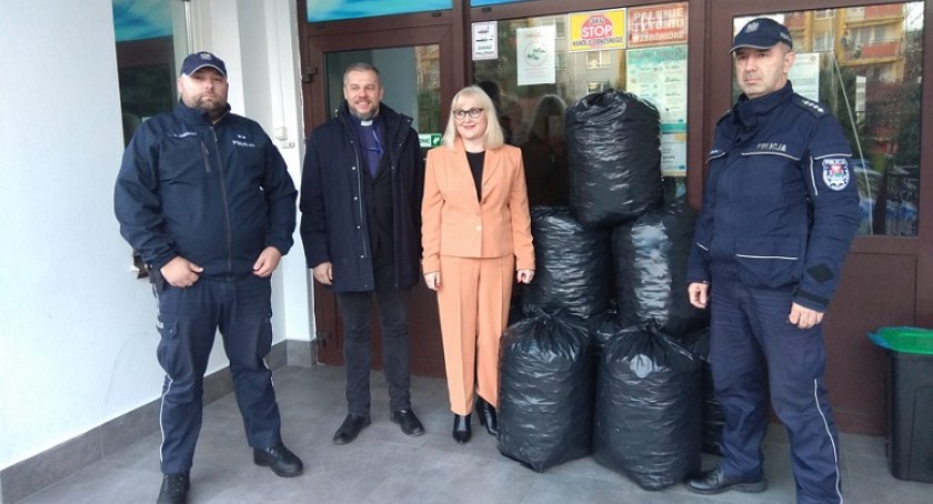 Policjanci przekazali nakrętki by pomóc Ani 