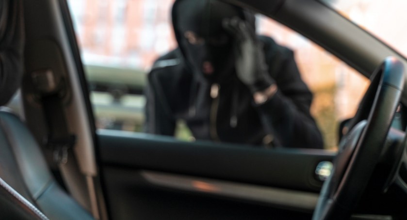Okradł sklep i włamał się do samochodu. Wpadł w ręce bialskich policjantów