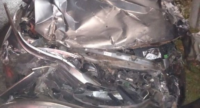 Kierowca autobusu myślał, że zdąży. Zajechał drogę osobówce 