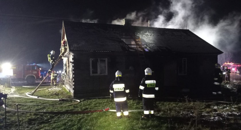 Czterdziestu strażaków gasiło drewniany dom w Koczukówce. Jedna osoba przewieziona została do szpitala