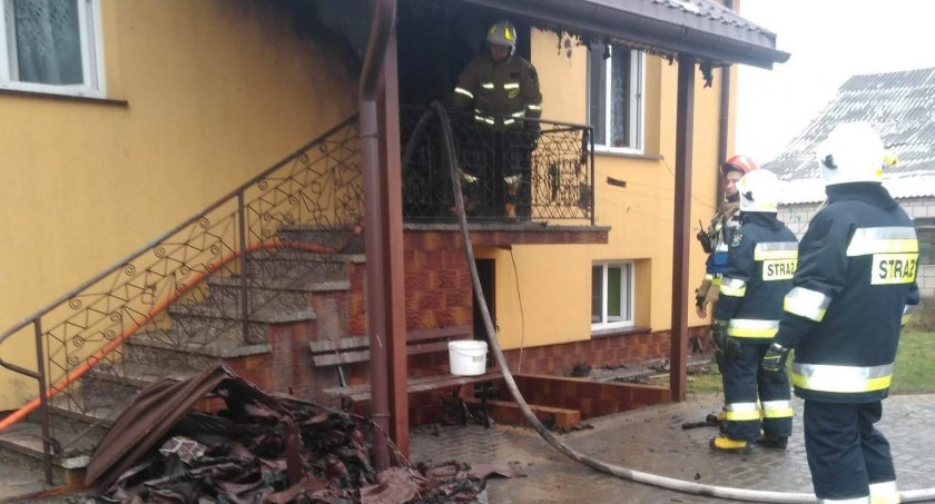 Zwarcie instalacji elektrycznej. Dom w Zasiadkach w ogniu 