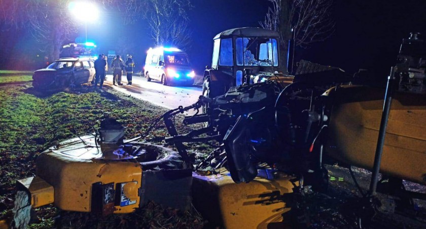 Ciągnik holował ciągnik. Wjechał w nich Peugeot 