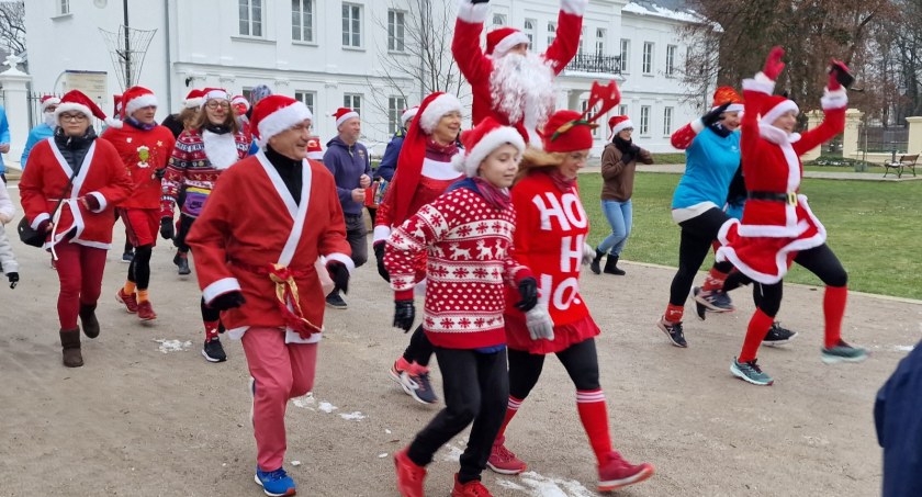 Bieg Mikołajów po bialskim parku