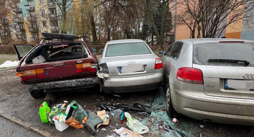 Śliska nawierzchnia. BMW trafia w trzy auta