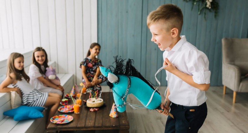 Zawody hobby horse na hali. Edycja świąteczna