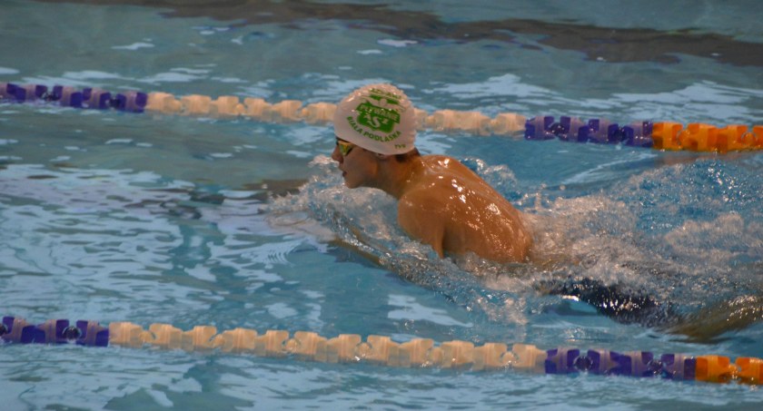 Pływacy z bialskiej AWF z medalami. Za nimi Puchar Sprintu w Puławach