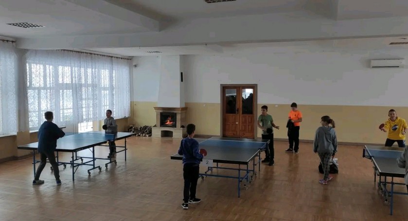 Grali w tenisa stołowego w Dubowie. Fundusze przekazali chorej Ani